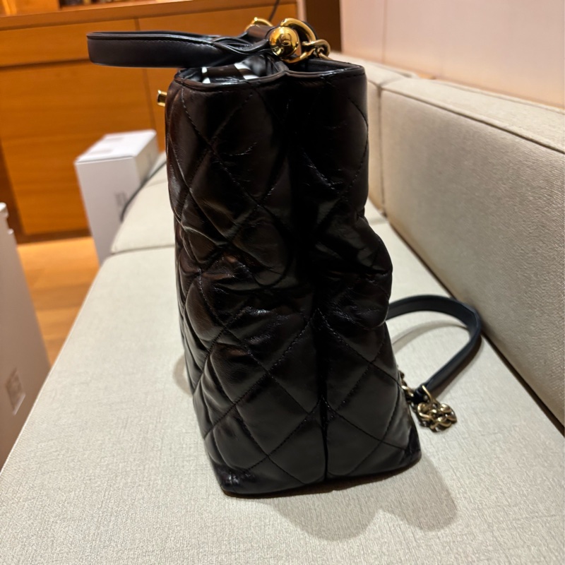 香奈兒菱格紋亮面小牛皮金條購物手提包-7