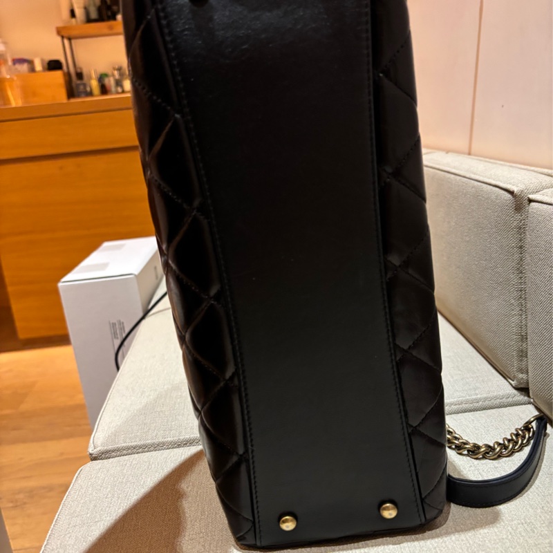 香奈兒菱格紋亮面小牛皮金條購物手提包-8