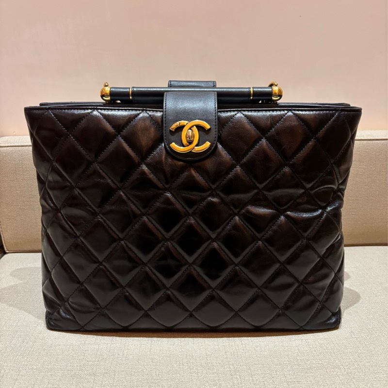 香奈兒菱格紋亮面小牛皮金條購物手提包-14