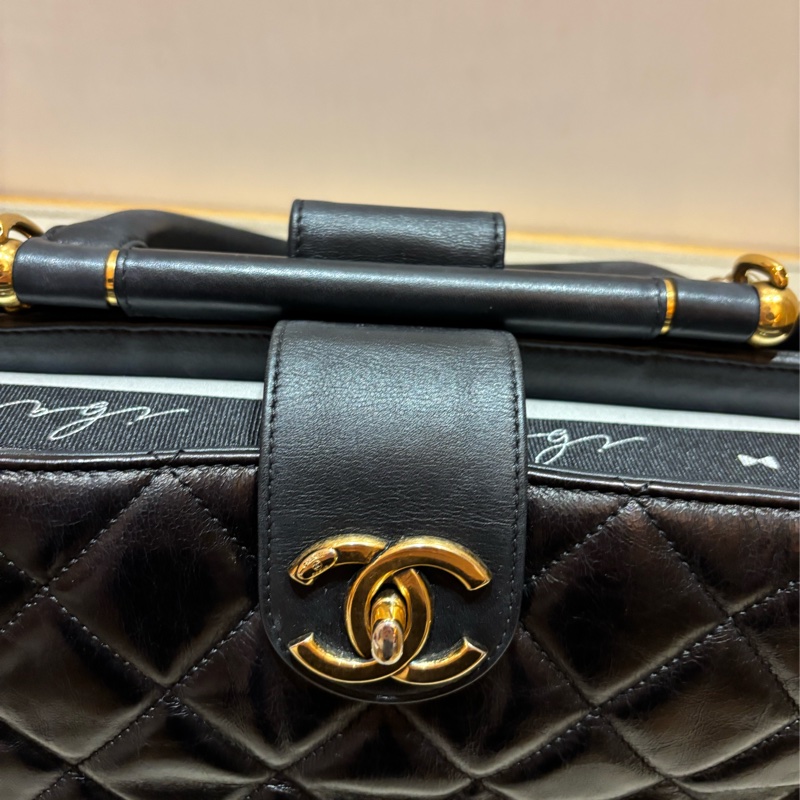 香奈兒菱格紋亮面小牛皮金條購物手提包-17