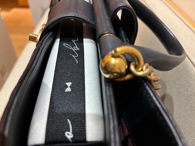 香奈兒菱格紋亮面小牛皮金條購物手提包-19