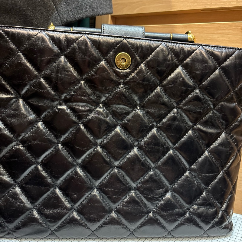 香奈兒菱格紋亮面小牛皮金條購物手提包-21