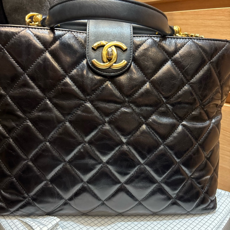 香奈兒菱格紋亮面小牛皮金條購物手提包-22