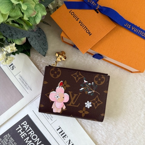 Vivienne 冬季旅遊聖誕限定Lisa 二折短夾(珍珠雪粉色)