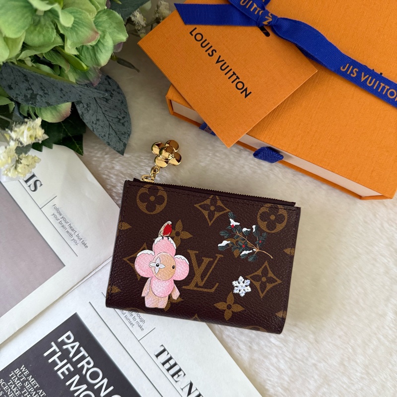 Vivienne 冬季旅遊聖誕限定Lisa 二折短夾(珍珠雪粉色)-0