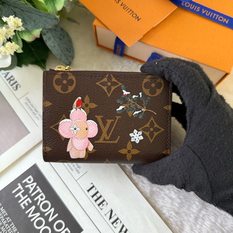 Vivienne 冬季旅遊聖誕限定Lisa 二折短夾(珍珠雪粉色)-1