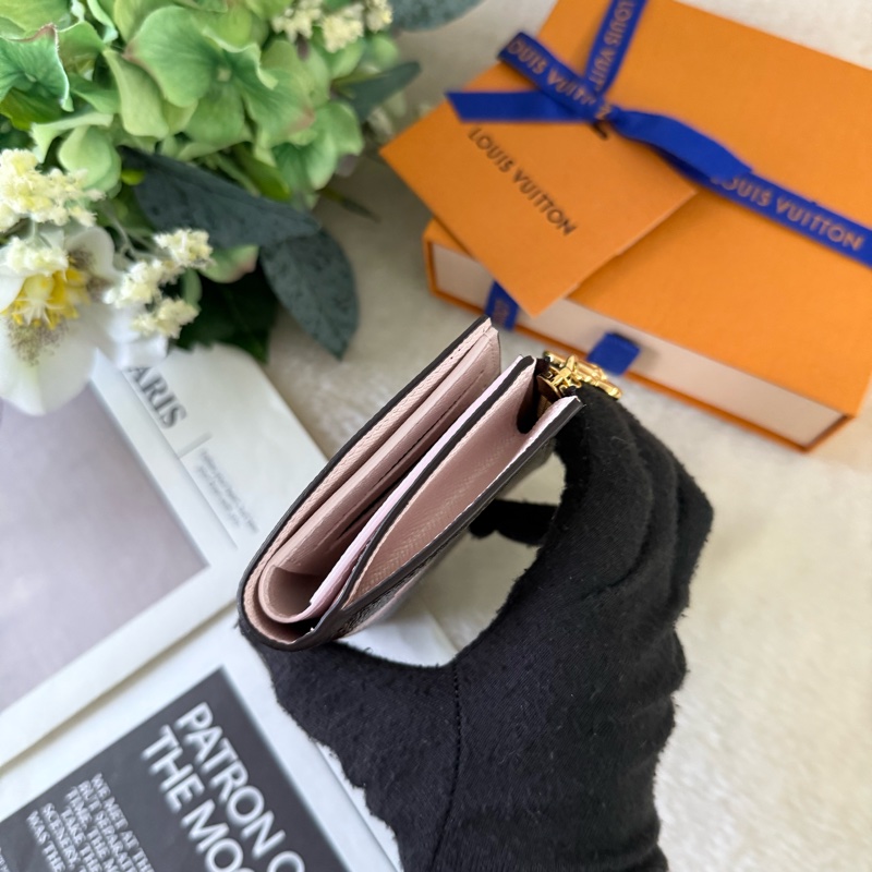 Vivienne 冬季旅遊聖誕限定Lisa 二折短夾(珍珠雪粉色)-2