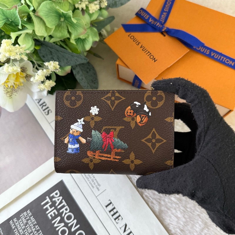 Vivienne 冬季旅遊聖誕限定Lisa 二折短夾(珍珠雪粉色)-3