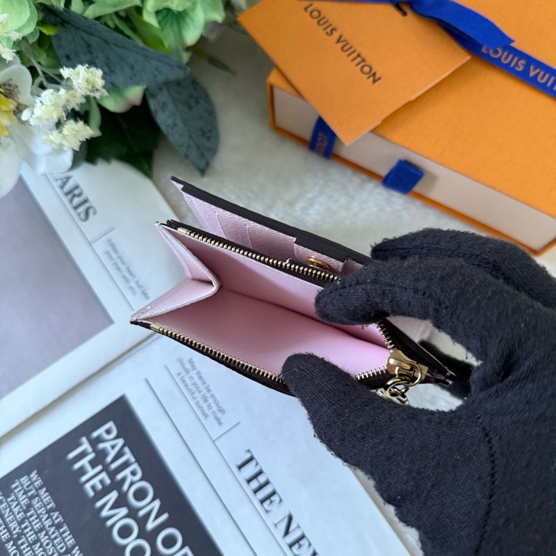 Vivienne 冬季旅遊聖誕限定Lisa 二折短夾(珍珠雪粉色)-5