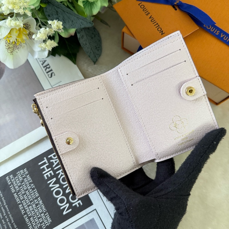 Vivienne 冬季旅遊聖誕限定Lisa 二折短夾(珍珠雪粉色)-6