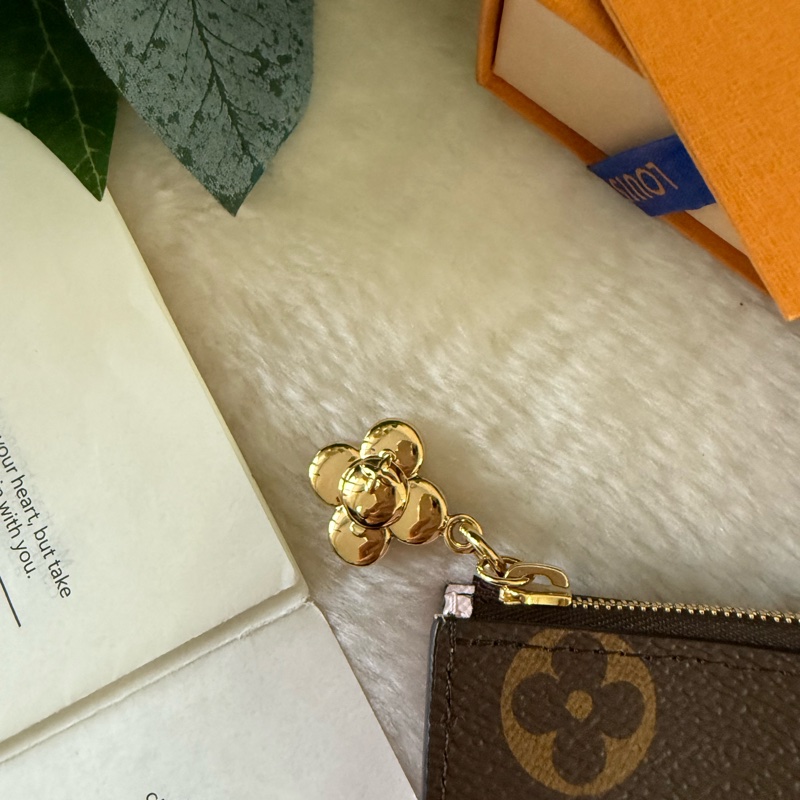 Vivienne 冬季旅遊聖誕限定Lisa 二折短夾(珍珠雪粉色)-8