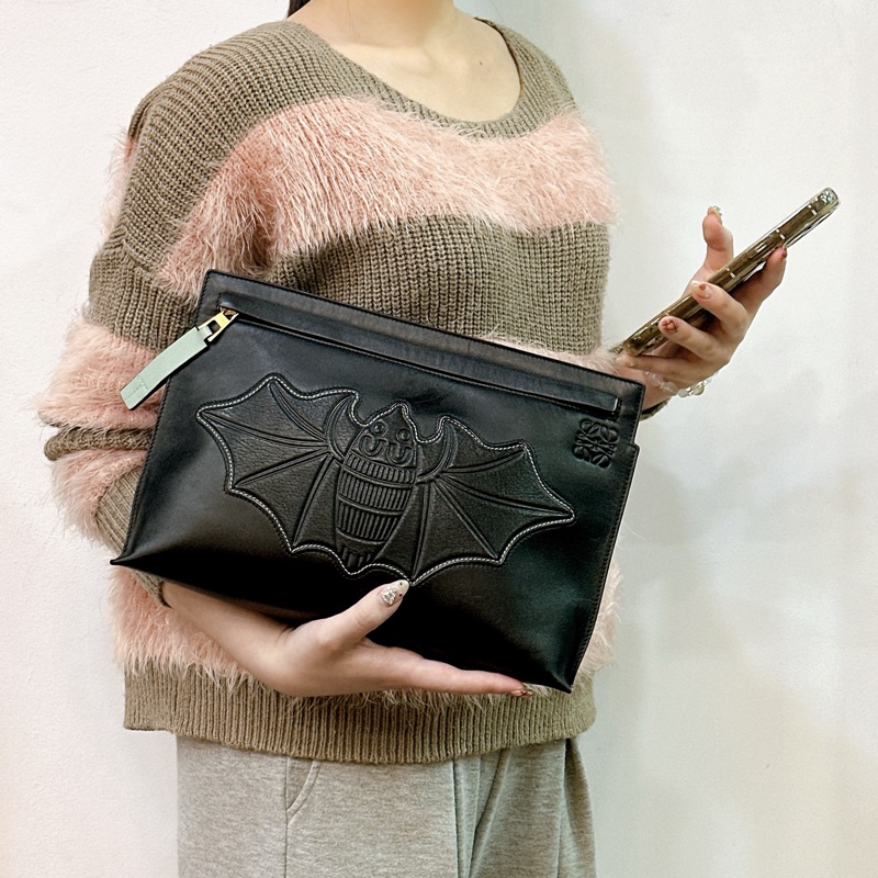 莉亞精品♡ Loewe 蝙蝠手拿包 黑 二手美品-1