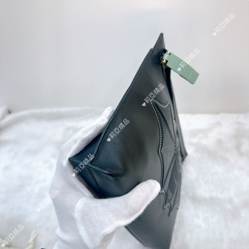 莉亞精品♡ Loewe 蝙蝠手拿包 黑 二手美品-11