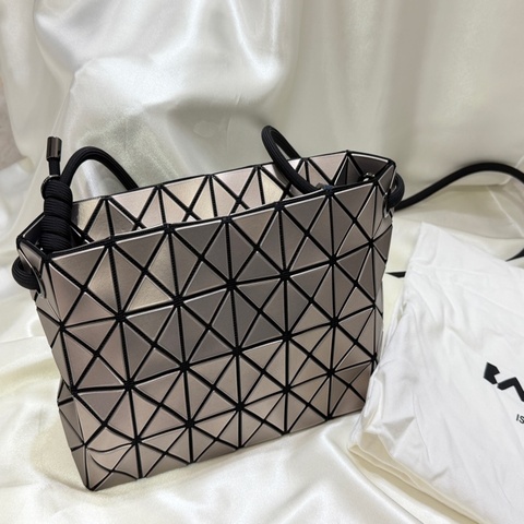 ISSEY MIYAKE BAOBAO 墨繩豆腐包 淡銅色