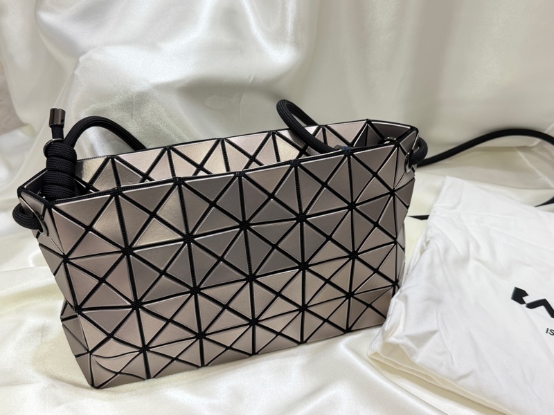 ISSEY MIYAKE BAOBAO 墨繩豆腐包 淡銅色-0