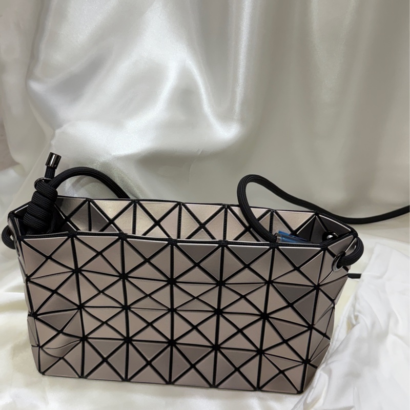 ISSEY MIYAKE BAOBAO 墨繩豆腐包 淡銅色-1