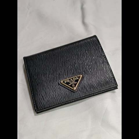 PRADA 經典三角LOGO直紋小牛皮短夾 零錢包  1MV204