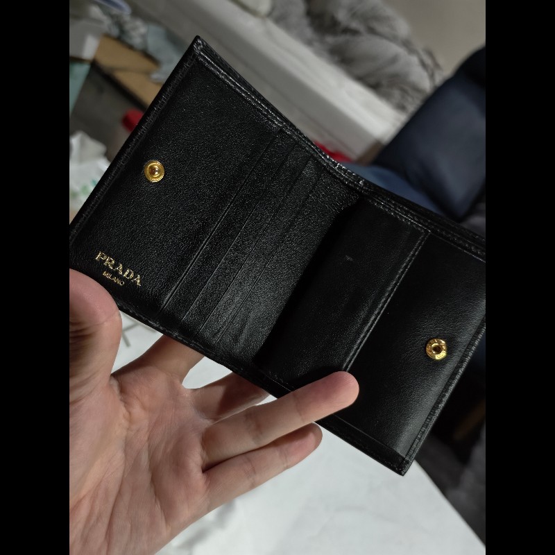 PRADA 經典三角LOGO直紋小牛皮短夾 零錢包  1MV204-3