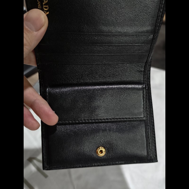 PRADA 經典三角LOGO直紋小牛皮短夾 零錢包  1MV204-5