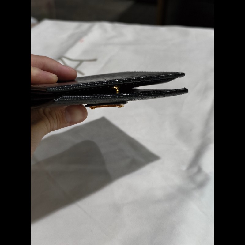 PRADA 經典三角LOGO直紋小牛皮短夾 零錢包  1MV204-8