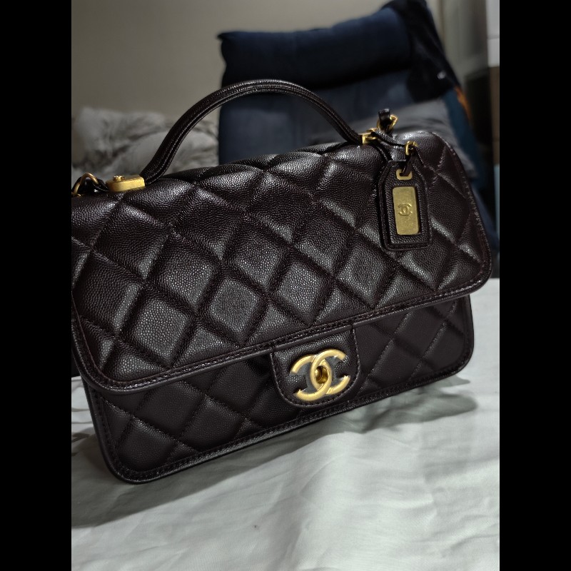 CHANEL 香奈兒 深棕色 牛皮 郵差包 金扣 軍牌 coco handle-1