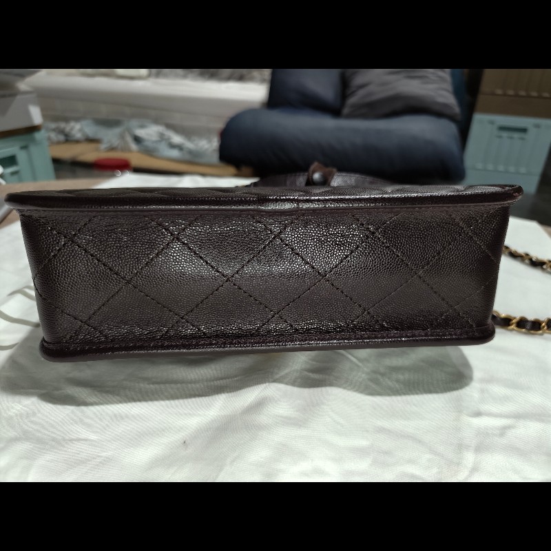 CHANEL 香奈兒 深棕色 牛皮 郵差包 金扣 軍牌 coco handle-8