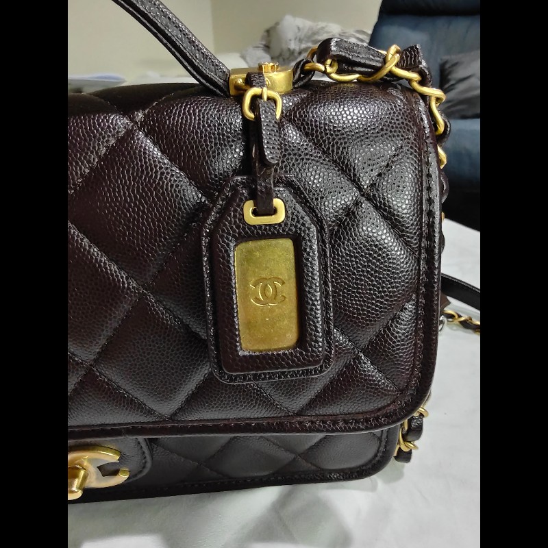 CHANEL 香奈兒 深棕色 牛皮 郵差包 金扣 軍牌 coco handle-16