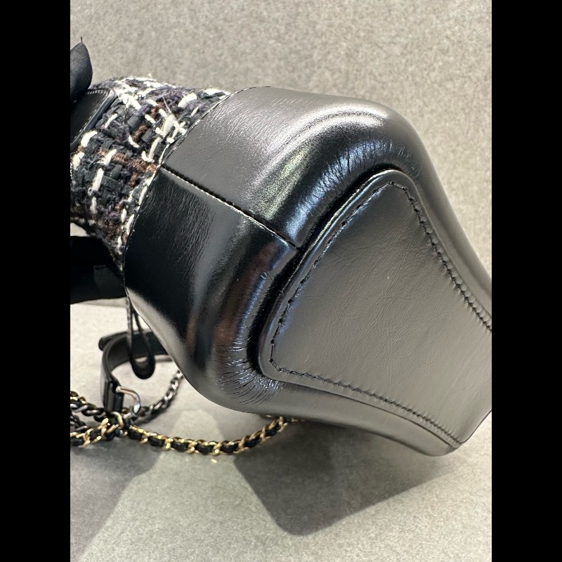 CHANEL 黑白毛呢流浪包 小號-6