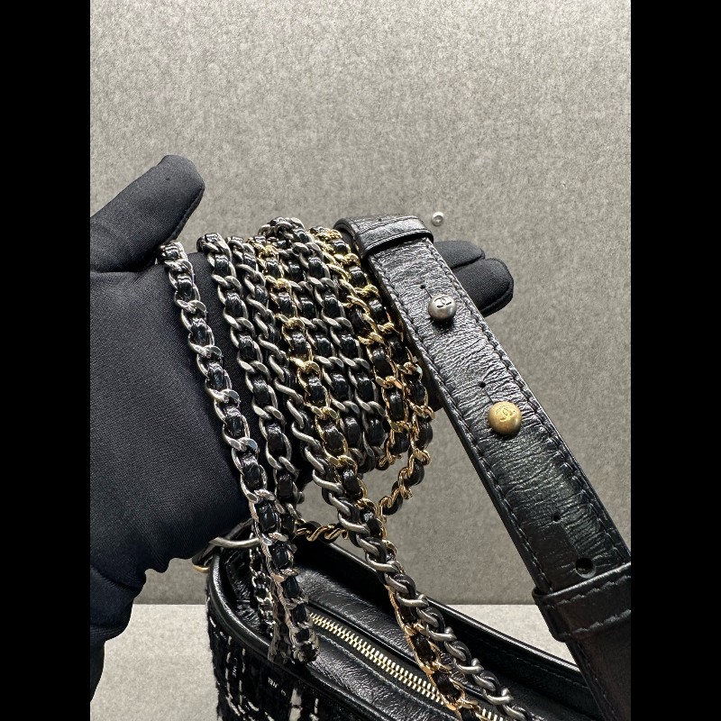 CHANEL 黑白毛呢流浪包 小號-8