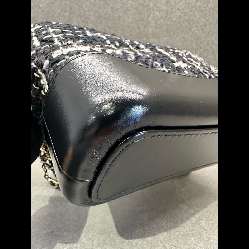 CHANEL 黑白毛呢流浪包 小號-9