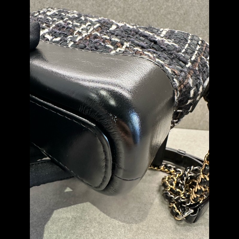 CHANEL 黑白毛呢流浪包 小號-12