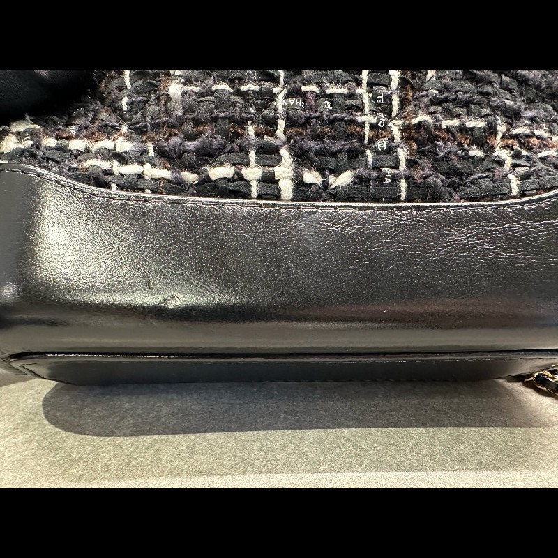CHANEL 黑白毛呢流浪包 小號-13