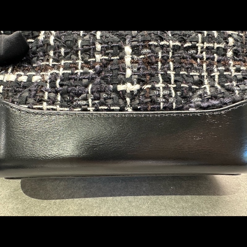 CHANEL 黑白毛呢流浪包 小號-14