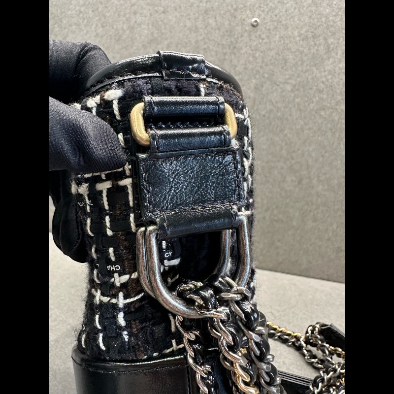 CHANEL 黑白毛呢流浪包 小號-15