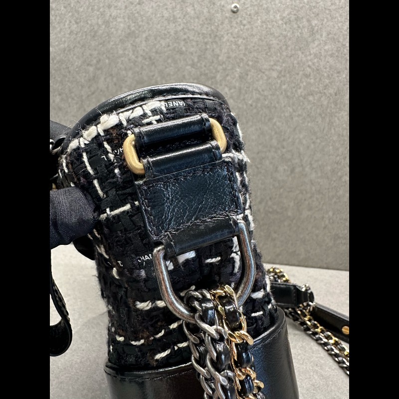 CHANEL 黑白毛呢流浪包 小號-16