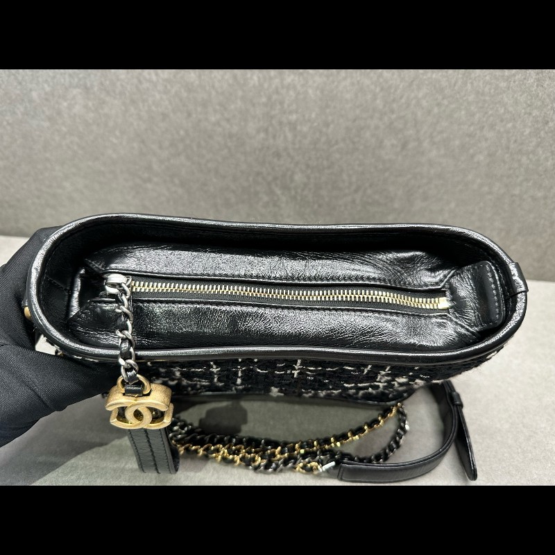 CHANEL 黑白毛呢流浪包 小號-18