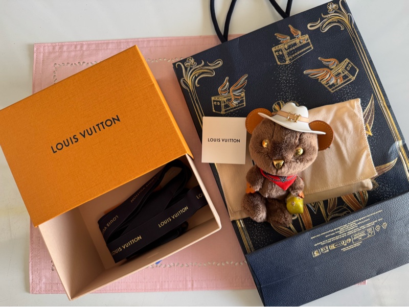 LV2025年全新吊飾,泰國🇹🇭機場購回,台灣參考價格$41100,優惠給需要的人-1
