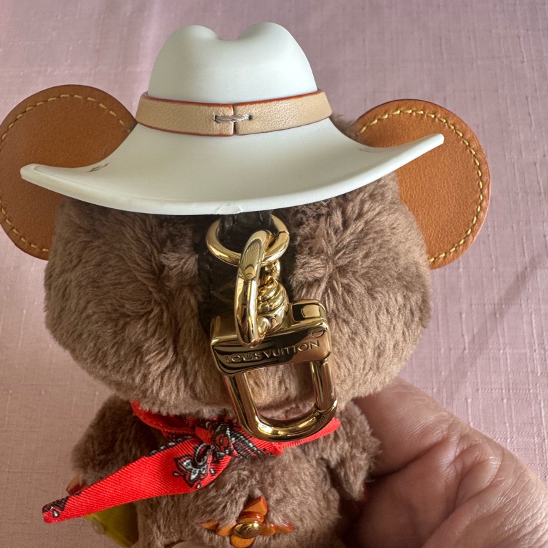 LV2025年全新吊飾,泰國🇹🇭機場購回,台灣參考價格$41100,優惠給需要的人-8