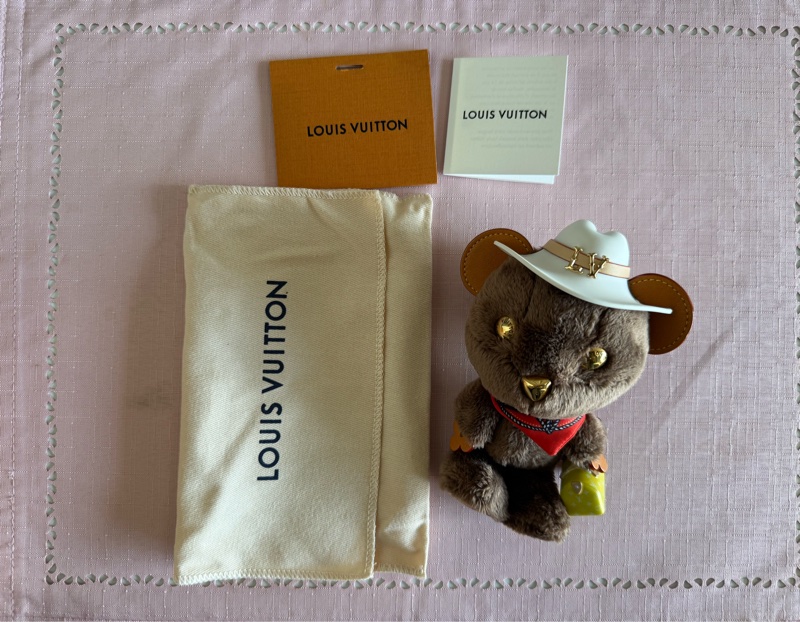 LV2025年全新吊飾,泰國🇹🇭機場購回,台灣參考價格$41100,優惠給需要的人-31