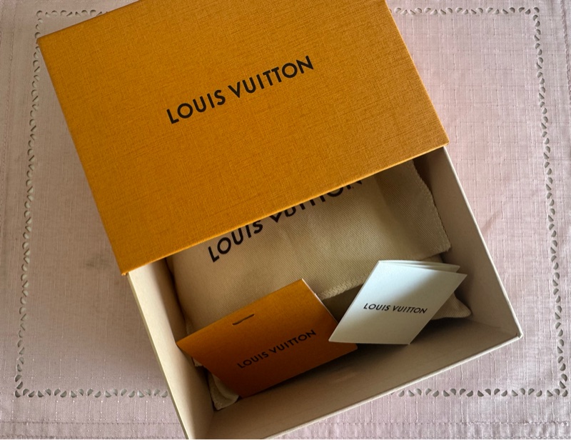 LV2025年全新吊飾,泰國🇹🇭機場購回,台灣參考價格$41100,優惠給需要的人-41