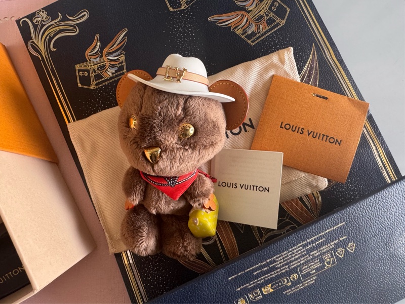 LV2025年全新吊飾,泰國🇹🇭機場購回,台灣參考價格$41100,優惠給需要的人-43