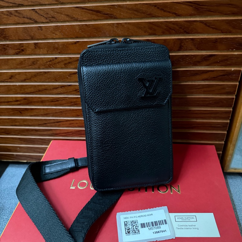 Lv (M57089)黑色全皮手機包-0