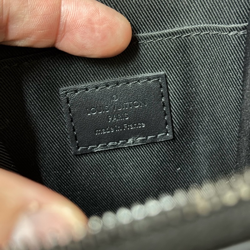 Lv (M57089)黑色全皮手機包-9