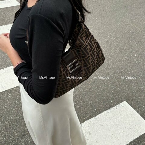 Fendi老花牛角包