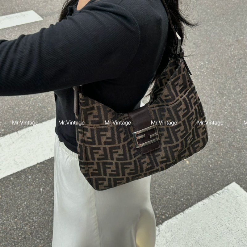 Fendi老花牛角包-1