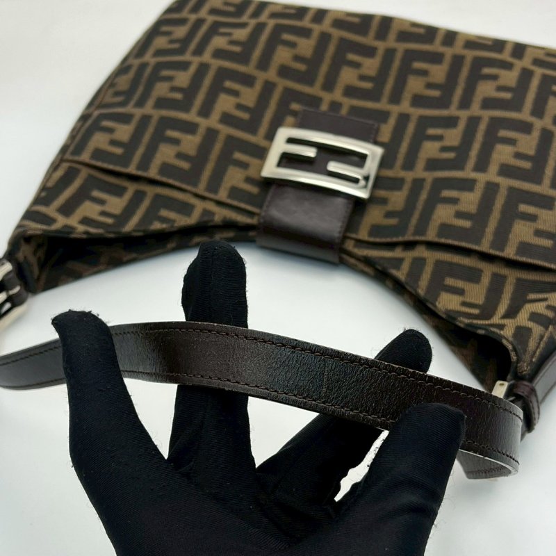 Fendi老花牛角包-4