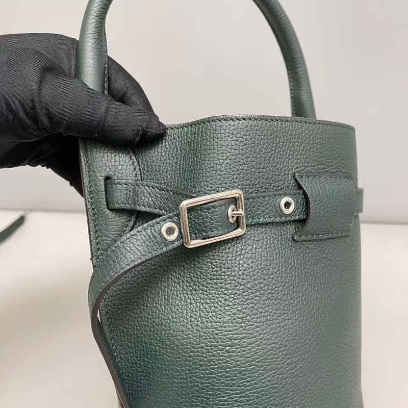 Celine nano墨綠色牛皮荔枝紋水桶包-6