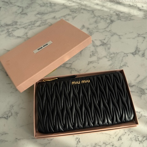 miu miu黑色可芙金logoㄧ字扁錢包  名媛千金必備✨