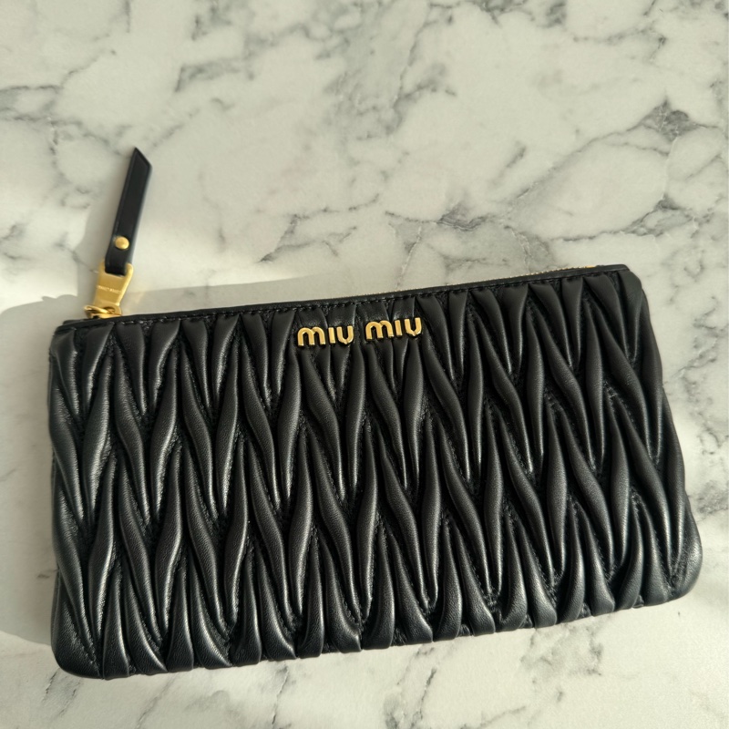 miu miu黑色可芙金logoㄧ字扁錢包  名媛千金必備✨-1