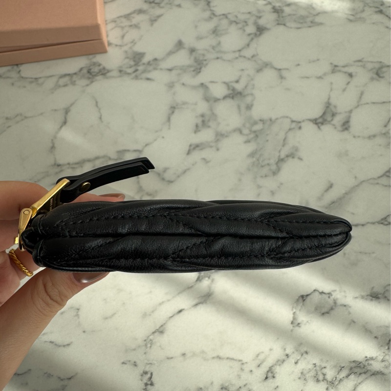 miu miu黑色可芙金logoㄧ字扁錢包  名媛千金必備✨-3